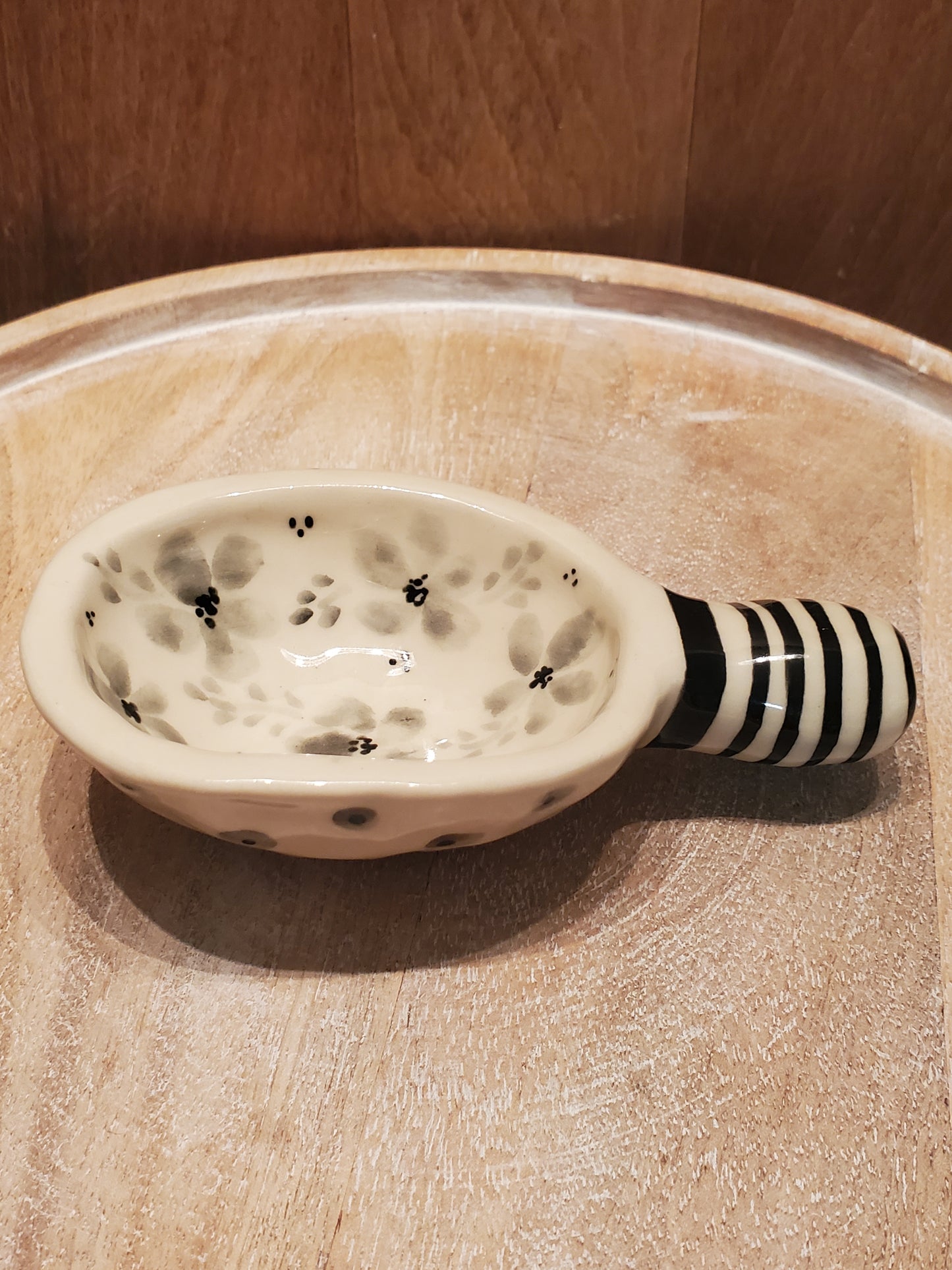 Black and white ceramic scoop / spoon