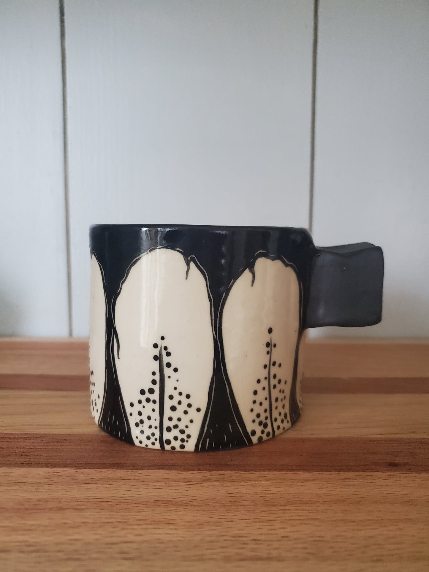 Black and white petal mug