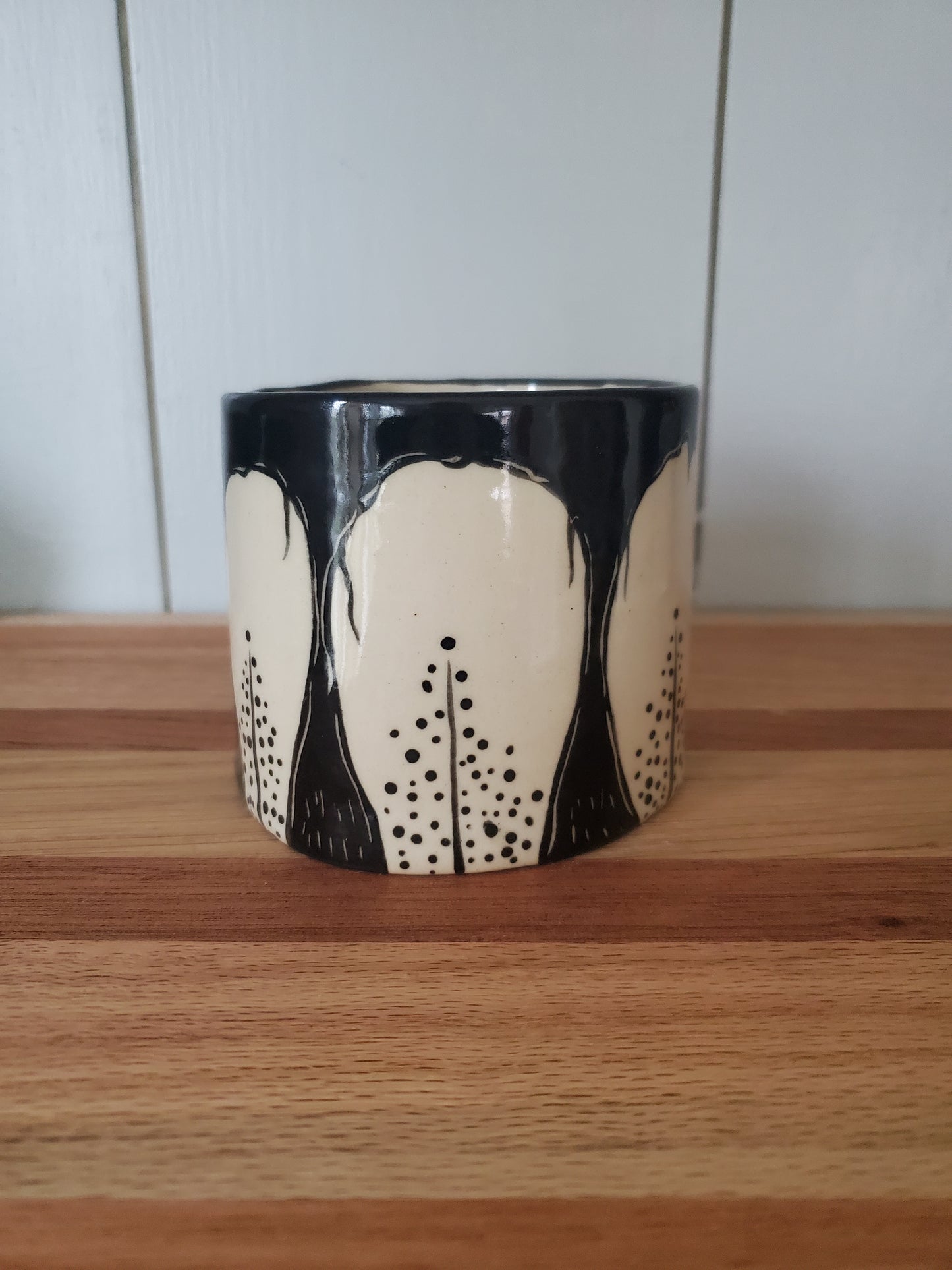 Black and white petal mug
