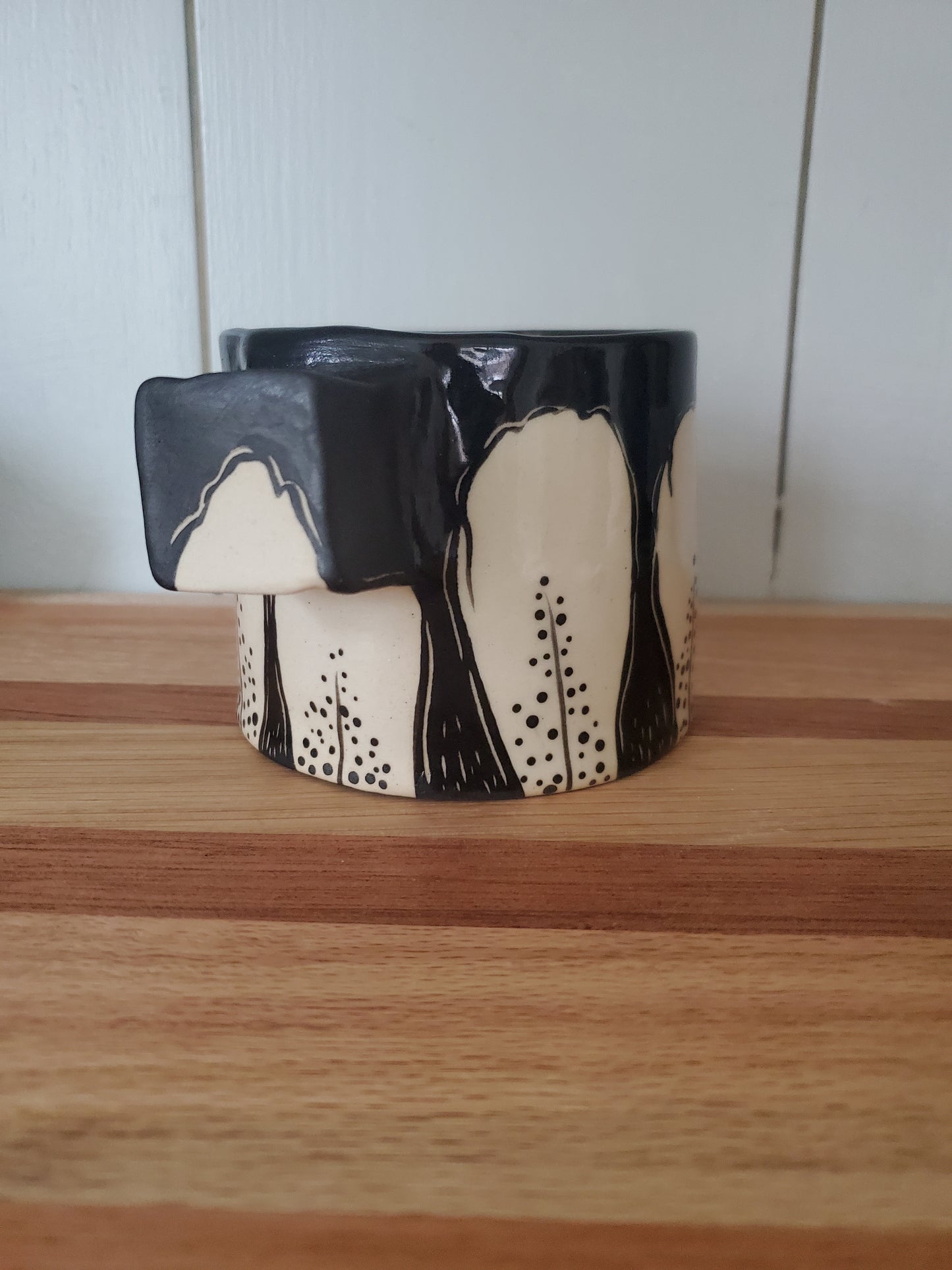 Black and white petal mug