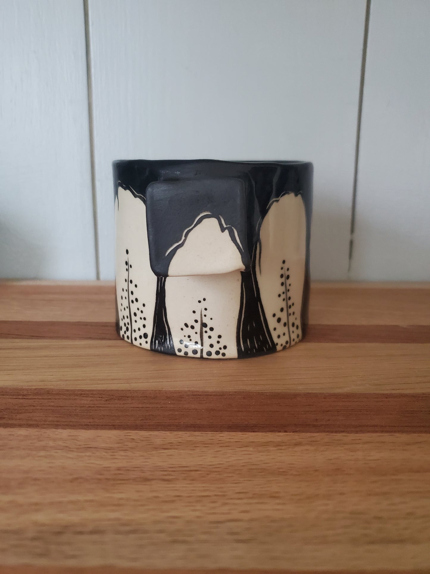 Black and white petal mug