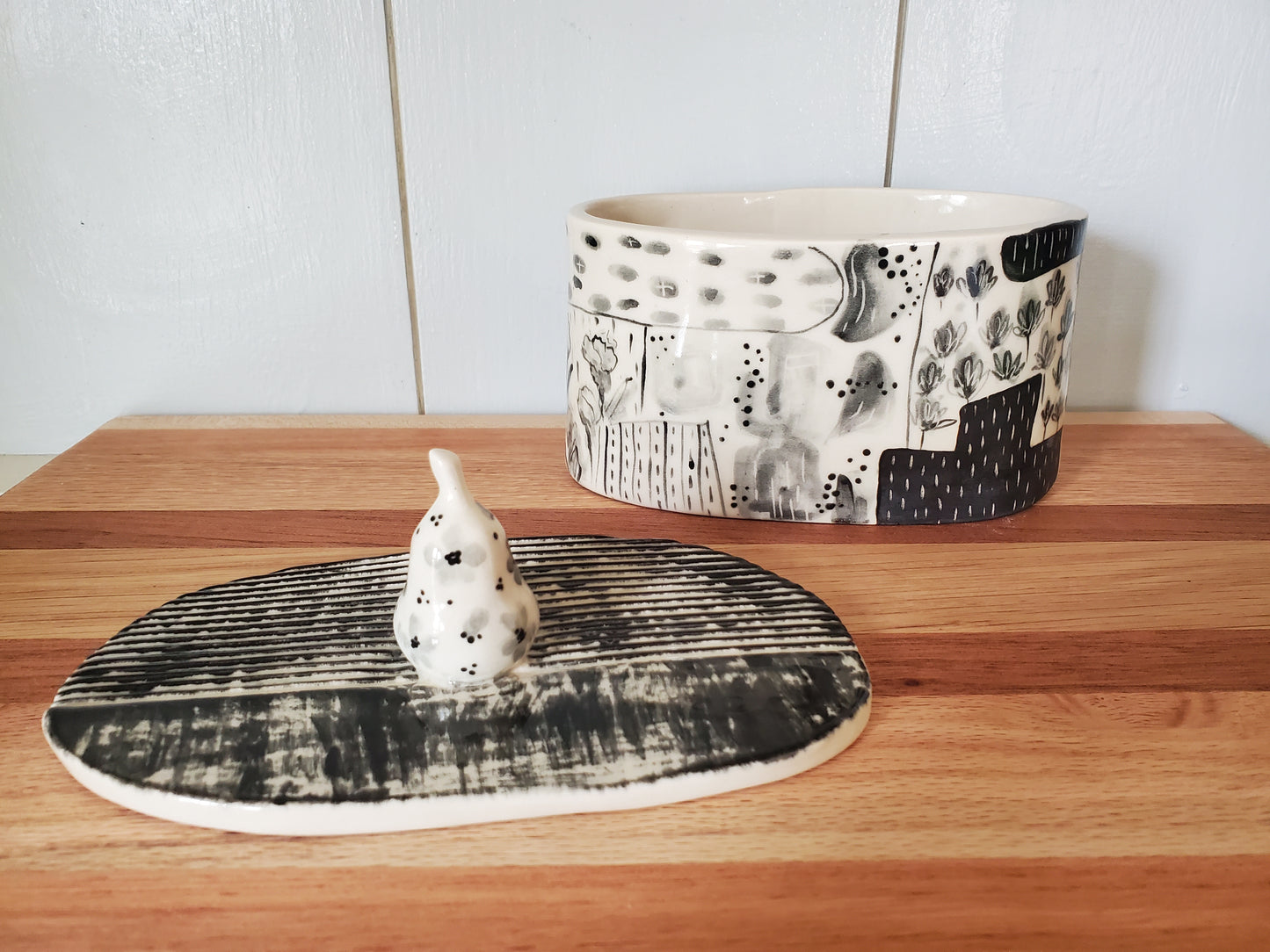 Ceramic jar / vase with warped lid